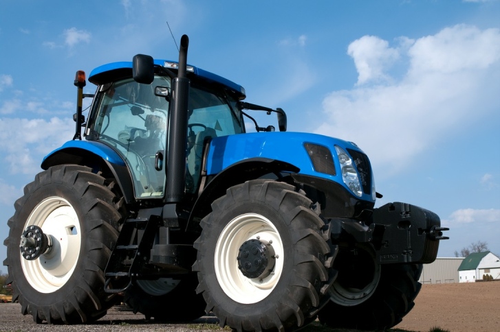 niebieski traktor